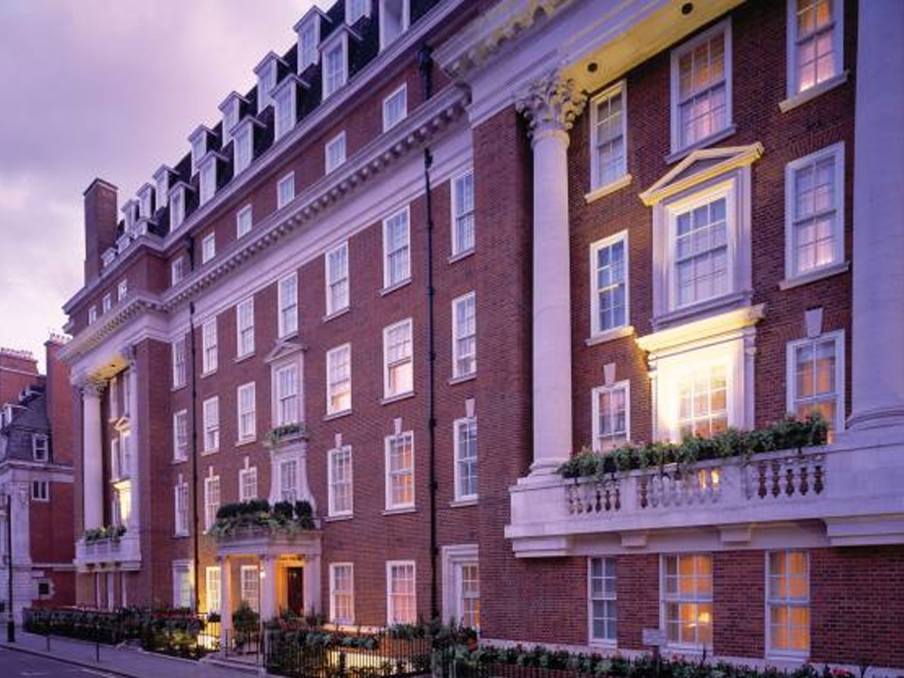 A splendid view of the 47 Park St Grand Residence by Marriott, a prestigious and luxurious accommodation option in London, showcasing its elegant facade and prime location in the city.